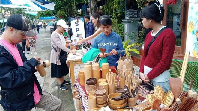 Inaugurado festival “Arte instalación sobre el medio ambiente marino” en provincia vietnamita ảnh 1