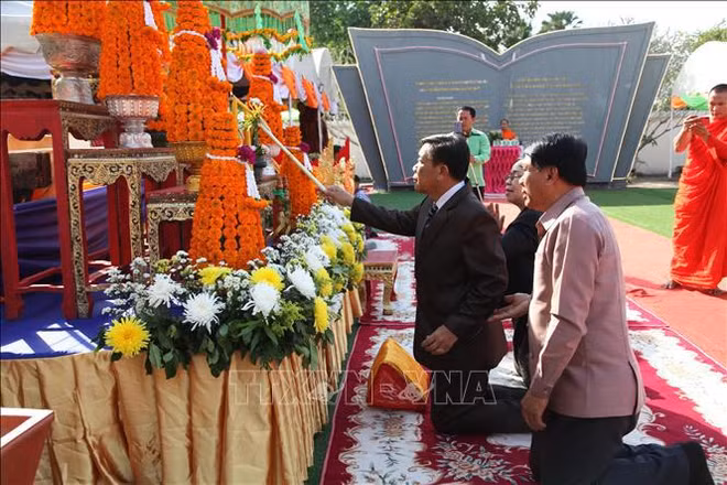 Rinden homenaje a mártires de alianza de combate Laos-Vietnam ảnh 1