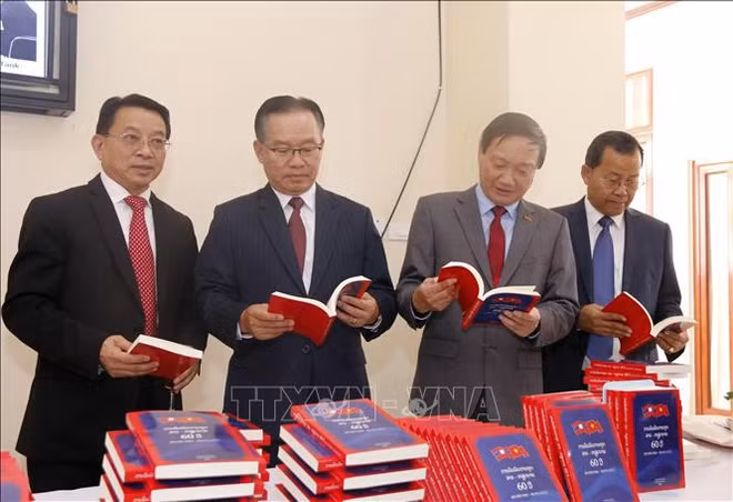 Publican libro sobre 60 años de relaciones Vietnam-Laos ảnh 1 Publican libro sobre 60 años de relaciones Vietnam-Laos ảnh 1