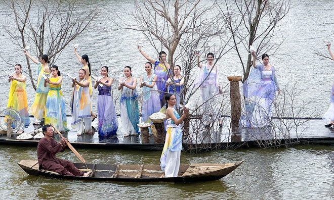 Desfile de modas de "Ao dai" al lado de lago impresiona a espectadores ảnh 1