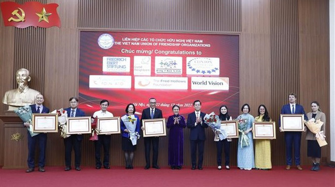 Siete ONG recibieron certificado de mérito por sus aportes al desarrollo de Vietnam ảnh 1 Siete ONG recibieron certificado de mérito por sus aportes al desarrollo de Vietnam ảnh 1