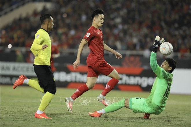Vietnam consigue otra victoria en Campeonato de fútbol regional ảnh 1