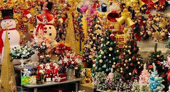 Resulta vibrante mercado de adornos de Navidad en Hanoi ảnh 1