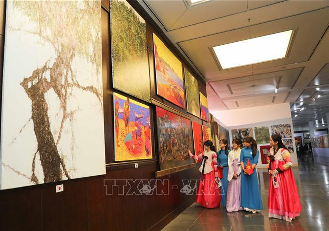 Efectúan exposición de pinturas de artistas vietnamitas y surcoreanas ảnh 1