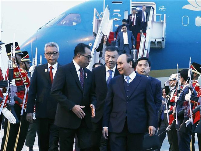Presidente vietnamita llega a Yakarta para visita estatal a Indonesia ảnh 1 Presidente vietnamita llega a Yakarta para visita estatal a Indonesia ảnh 1