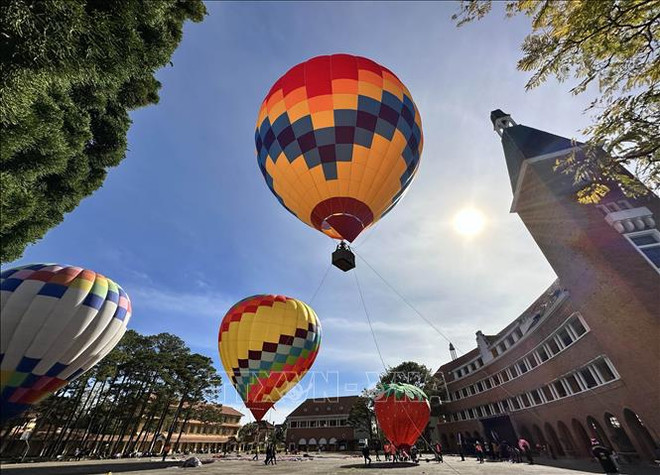 Celebran primer festival de globos aerostáticos en ciudad vietnamita ảnh 1 Celebran primer festival de globos aerostáticos en ciudad vietnamita ảnh 1