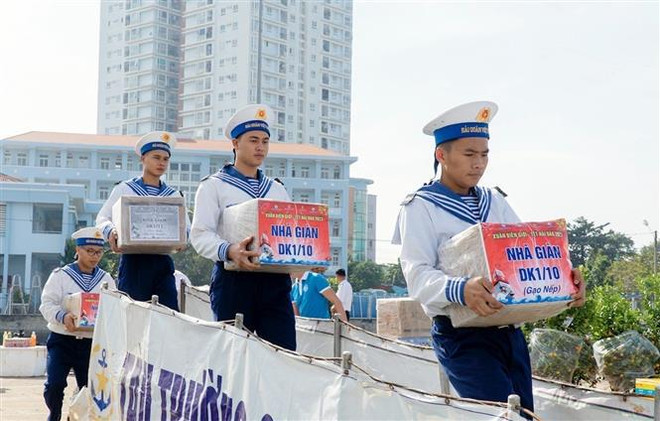 Brindan sabor del Tet a oficiales y soldados en servicio en el mar ảnh 2
