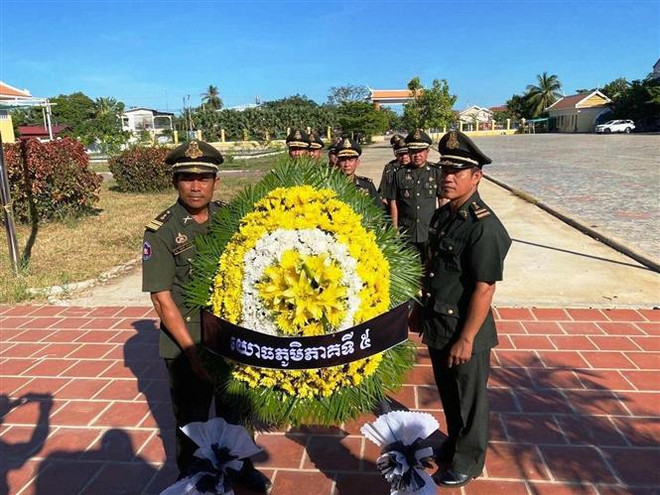 Autoridades de Vietnam y Camboya rinden homenaje a héroes y mártires ảnh 1 Autoridades de Vietnam y Camboya rinden homenaje a héroes y mártires ảnh 1