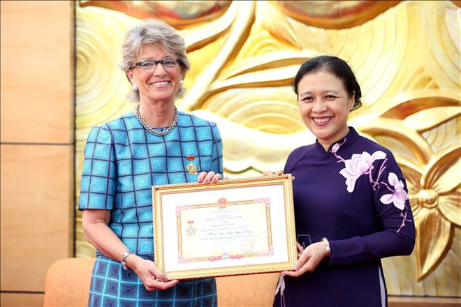Entregan medalla “Por la paz y amistad entre los dos pueblos” a la embajadora de España en Vietnam ảnh 1 Entregan medalla “Por la paz y amistad entre los dos pueblos” a la embajadora de España en Vietnam ảnh 1