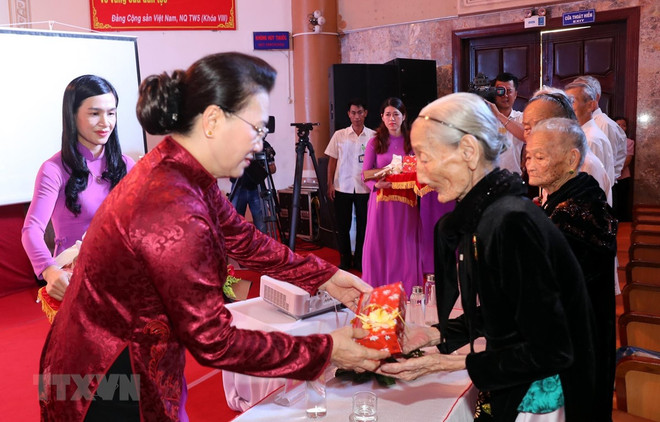 Honran en Vietnam aportes de mártires y familiares con méritos revolucionarios a salvaguardia nacional ảnh 1 Honran en Vietnam aportes de mártires y familiares con méritos revolucionarios a salvaguardia nacional ảnh 1