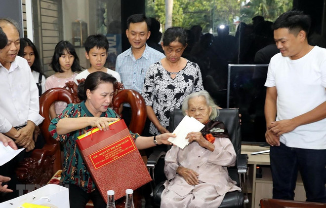 Visita máxima legisladora de Vietnam familias beneficiadas de políticas sociales ảnh 1 Visita máxima legisladora de Vietnam familias beneficiadas de políticas sociales ảnh 1