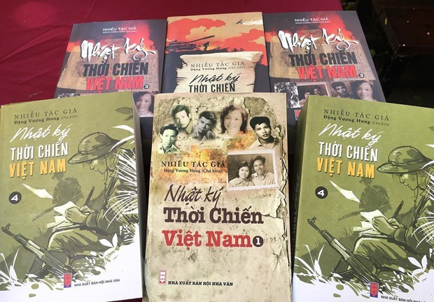 Efectúan encuentro con autores de colección de libros “Diario de tiempos de guerra en Vietnam” ảnh 1 Efectúan encuentro con autores de colección de libros “Diario de tiempos de guerra en Vietnam” ảnh 1