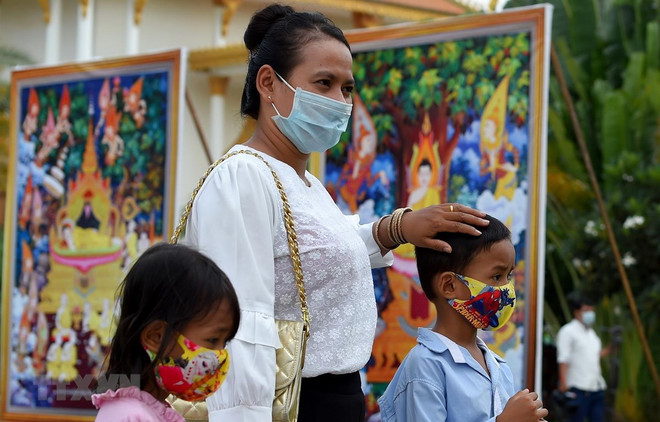 Camboya refuerza el control de los vuelos de entrada ante aumento de casos del COVID-19 ảnh 1