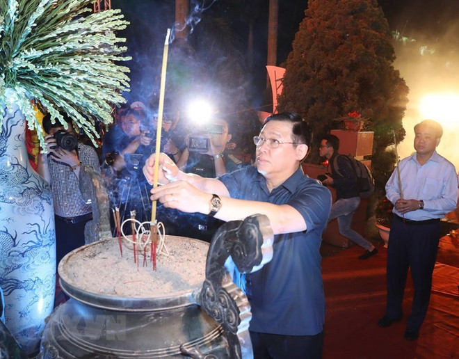 Autoridades de Hanoi rinden homenaje a héroes y mártires ảnh 1 Autoridades de Hanoi rinden homenaje a héroes y mártires ảnh 1
