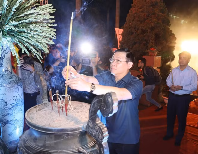 Autoridades de Hanoi rinden homenaje a héroes y mártires ảnh 1