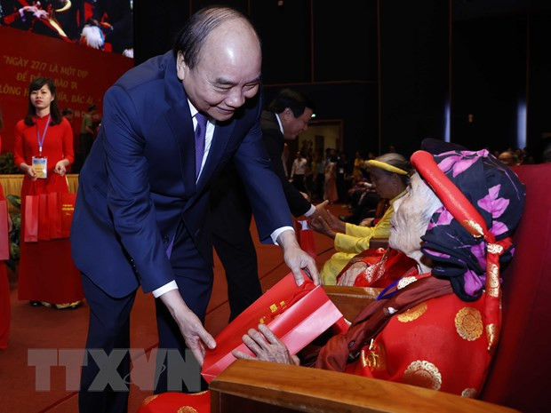 Premier de Vietnam honra a las madres heroicas nacionales ảnh 1 Premier de Vietnam honra a las madres heroicas nacionales ảnh 1