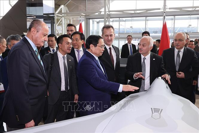 Premier vietnamita visita las Industrias Aeroespaciales Turcas ảnh 1