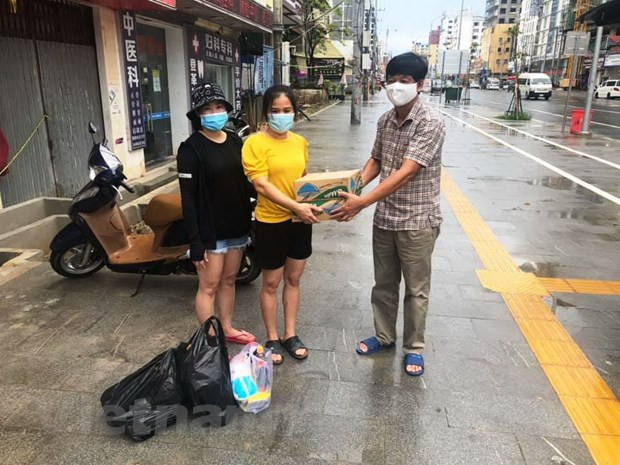 Brindan apoyo a comunidad vietnamita en Camboya en áreas bloqueadas por el COVID-19 ảnh 2 Brindan apoyo a comunidad vietnamita en Camboya en áreas bloqueadas por el COVID-19 ảnh 2