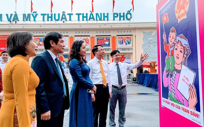 Inauguran exposición de carteles sobre elecciones parlamentarias de Vietnam ảnh 1 Inauguran exposición de carteles sobre elecciones parlamentarias de Vietnam ảnh 1