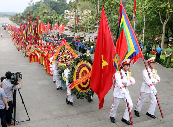 Rinde presidente de Vietnam tributo a legendarios fundadores de la nación ảnh 2 Rinde presidente de Vietnam tributo a legendarios fundadores de la nación ảnh 2