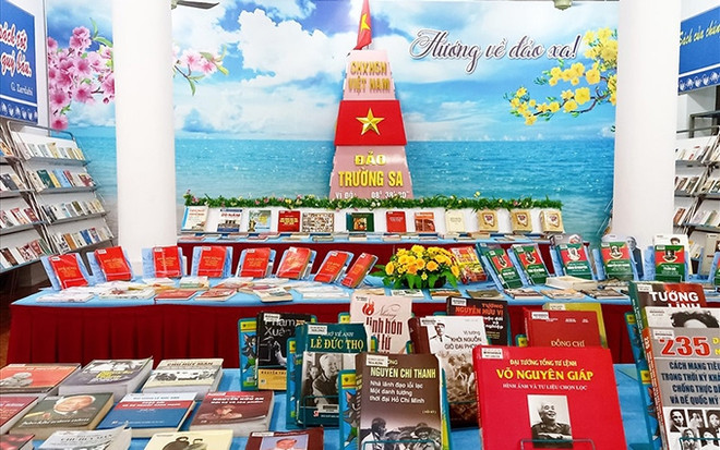 Inauguran en ciudad vietnamita exposiciones en honor a la Patria ảnh 1 Inauguran en ciudad vietnamita exposiciones en honor a la Patria ảnh 1