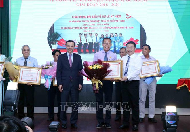 Honran a personas con destacados méritos en labores sobre vietnamitas en extranjero ảnh 1 Honran a personas con destacados méritos en labores sobre vietnamitas en extranjero ảnh 1