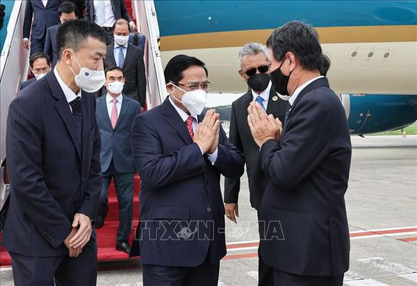 Arriba primer ministro de Vietnam a Indonesia para reunión de líderes de la ASEAN ảnh 1 Arriba primer ministro de Vietnam a Indonesia para reunión de líderes de la ASEAN ảnh 1