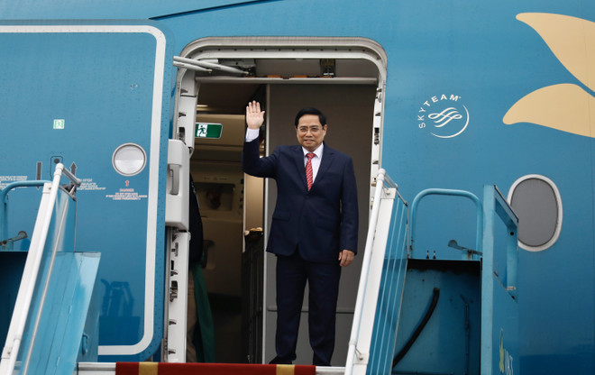 Premier de Vietnam viaja a Indonesia para asistir a Cumbre de ASEAN ảnh 1