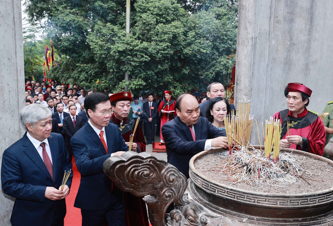 Rinde presidente de Vietnam tributo a legendarios fundadores de la nación ảnh 1 Rinde presidente de Vietnam tributo a legendarios fundadores de la nación ảnh 1