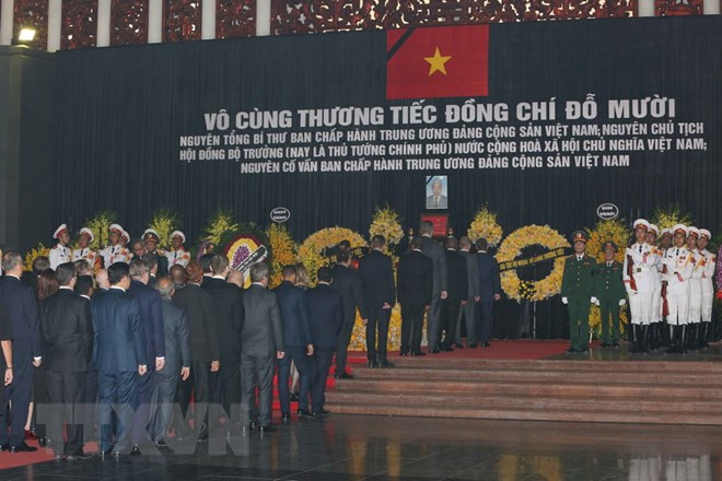 Más de mil 500 delegaciones rinden homenaje póstumo a Do Muoi en primer día del acto fúnebre ảnh 1 Más de mil 500 delegaciones rinden homenaje póstumo a Do Muoi en primer día del acto fúnebre ảnh 1