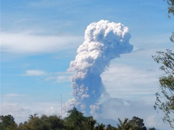 Entra en erupción volcán Soputan en isla indonesia de Sulaweai tras dos fuertes sismos ảnh 1
