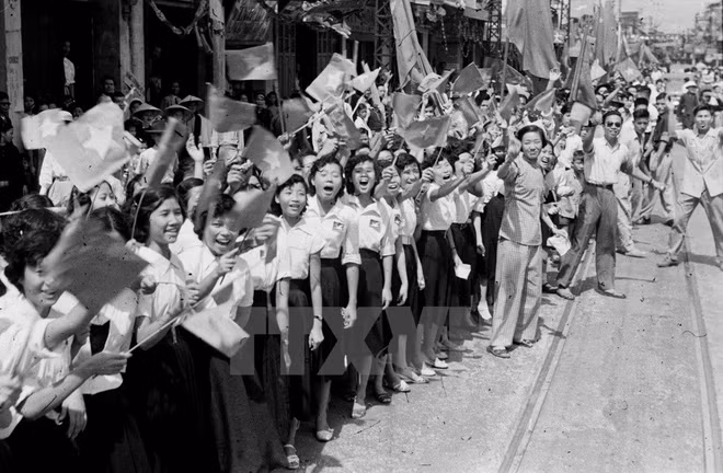 Exposición marca 64 aniversario de la liberación de Hanoi ảnh 1
