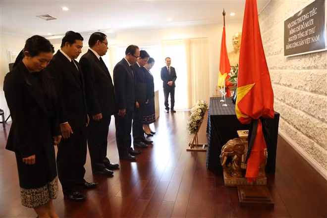 Efectúan en numerosos países actos en homenaje a exsecretario general de PCV ảnh 1