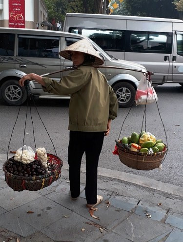 Vendedoras ambulantes: las reinas de Hanoi ảnh 2 Vendedoras ambulantes: las reinas de Hanoi ảnh 2