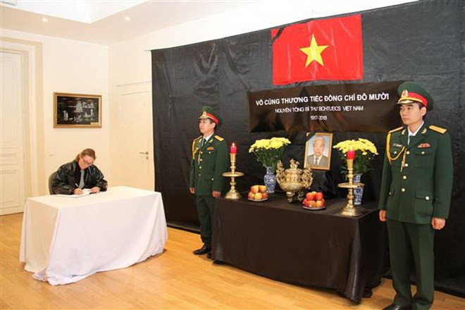 Embajadas de Vietnam en exterior efectúan honras fúnebres por Do Muoi, exsecretario general del Partido Comunista ảnh 1 Embajadas de Vietnam en exterior efectúan honras fúnebres por Do Muoi, exsecretario general del Partido Comunista ảnh 1
