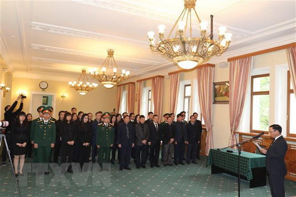 Vietnamitas y amigos extranjeros firman libros de condolencias por deceso de Do Muoi ảnh 1 Vietnamitas y amigos extranjeros firman libros de condolencias por deceso de Do Muoi ảnh 1