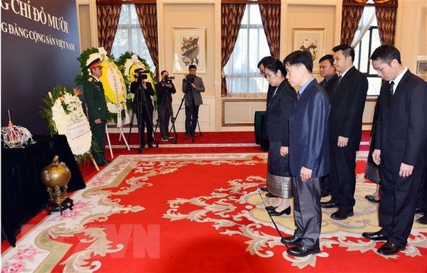 Rinden tributo al exsecretario general del Partido Comunista de Vietnam en China ảnh 1 Rinden tributo al exsecretario general del Partido Comunista de Vietnam en China ảnh 1