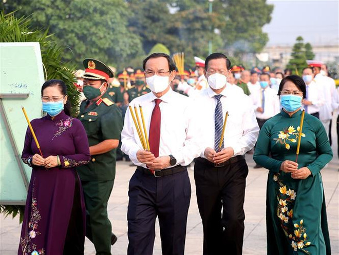 Dirigentes de Ciudad Ho Chi Minh rinden homenaje a héroes y mártires ảnh 2 Dirigentes de Ciudad Ho Chi Minh rinden homenaje a héroes y mártires ảnh 2