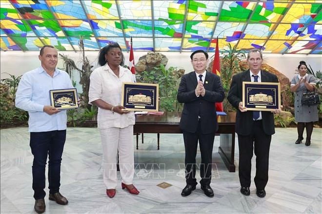 Presidente de la Asamblea Nacional de Vietnam visita Santiago de Cuba ảnh 1 Presidente de la Asamblea Nacional de Vietnam visita Santiago de Cuba ảnh 1