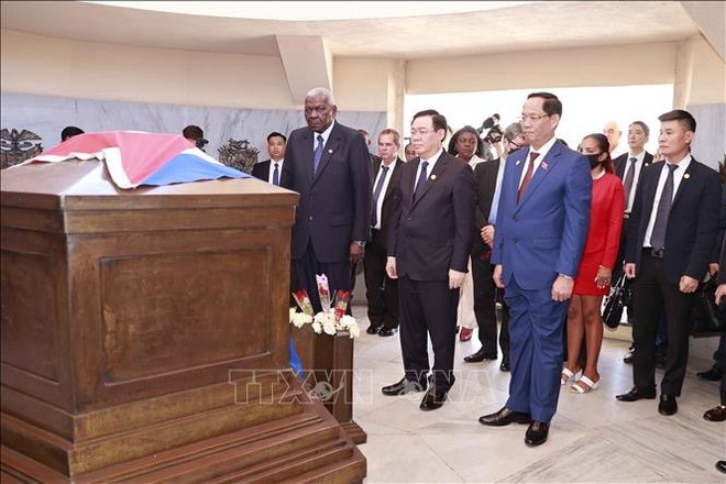 Presidente del Parlamento de Vietnam cumple amplia agenda en Santiago de Cuba ảnh 3 Presidente del Parlamento de Vietnam cumple amplia agenda en Santiago de Cuba ảnh 3