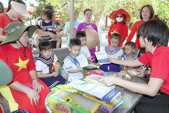 Vietnamitas en ultramar visitan Truong Sa y plataforma DK1 ảnh 2 Vietnamitas en ultramar visitan Truong Sa y plataforma DK1 ảnh 2