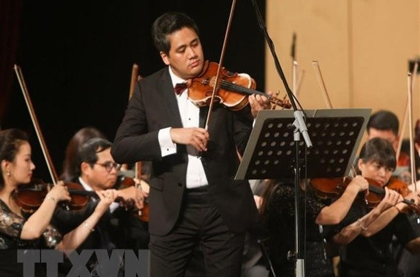 Violinista vietnamita recibe título de profesor honorario de universidad kazaja ảnh 1 Violinista vietnamita recibe título de profesor honorario de universidad kazaja ảnh 1