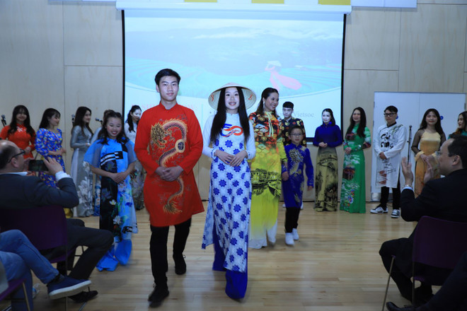 Presentan cultura vietnamita en la ciudad británica de Birmingham ảnh 1