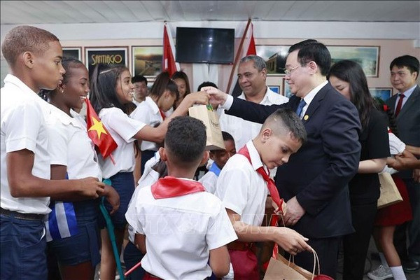 Presidente del Parlamento de Vietnam cumple amplia agenda en Santiago de Cuba ảnh 5 Presidente del Parlamento de Vietnam cumple amplia agenda en Santiago de Cuba ảnh 5