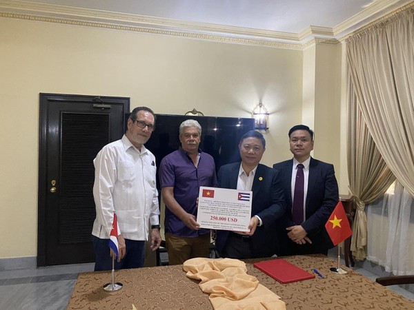 El vicepresidente del Comité Popular de Ciudad Ho Chi Minh Duong Anh Duc entregó de forma simbólica asistencia financiera al director general de Cooperación Internacional del Ministerio del Comercio Exterior y la Inversión Extranjera de Cuba, Raúl Rodríguez Carricate. (Foto: nhandan.vn) Ciudad Ho Chi Minh apoya a Cuba en superar consecuencias del incendio en Matanzas ảnh 1