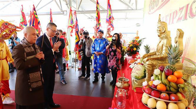 Vietnamitas en extranjero rinden homenaje a los reyes Hung ảnh 1 Vietnamitas en extranjero rinden homenaje a los reyes Hung ảnh 1