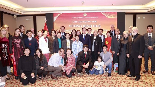 Titular del Parlamento vietnamita se reúne con compatriotas en Argentina ảnh 1 Titular del Parlamento vietnamita se reúne con compatriotas en Argentina ảnh 1