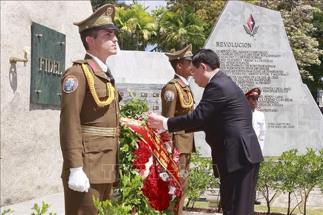 Presidente del Parlamento de Vietnam cumple amplia agenda en Santiago de Cuba ảnh 2 Presidente del Parlamento de Vietnam cumple amplia agenda en Santiago de Cuba ảnh 2