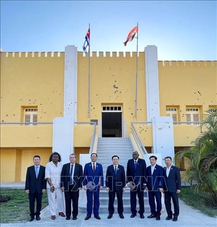 Presidente del Parlamento de Vietnam cumple amplia agenda en Santiago de Cuba ảnh 4 Presidente del Parlamento de Vietnam cumple amplia agenda en Santiago de Cuba ảnh 4