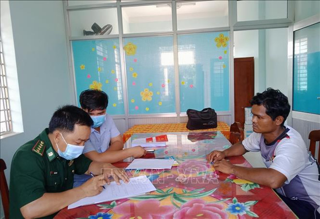 Rescatan a un extranjero en peligro en aguas de Vietnam ảnh 1